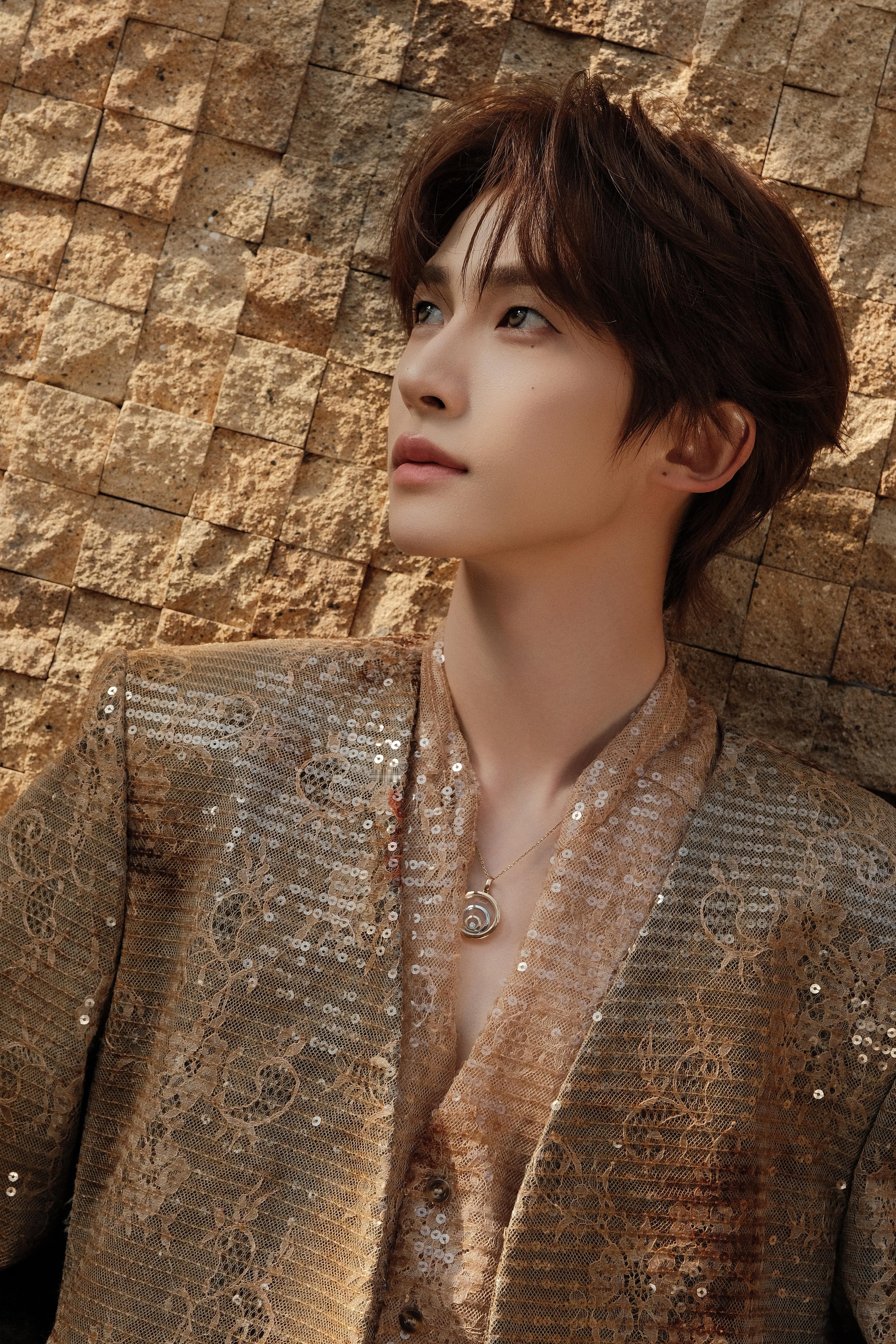 刘宇今日亮相2025美好中国新歌会舞台Look，身着GUAXIN扎染亮片拼接肌理