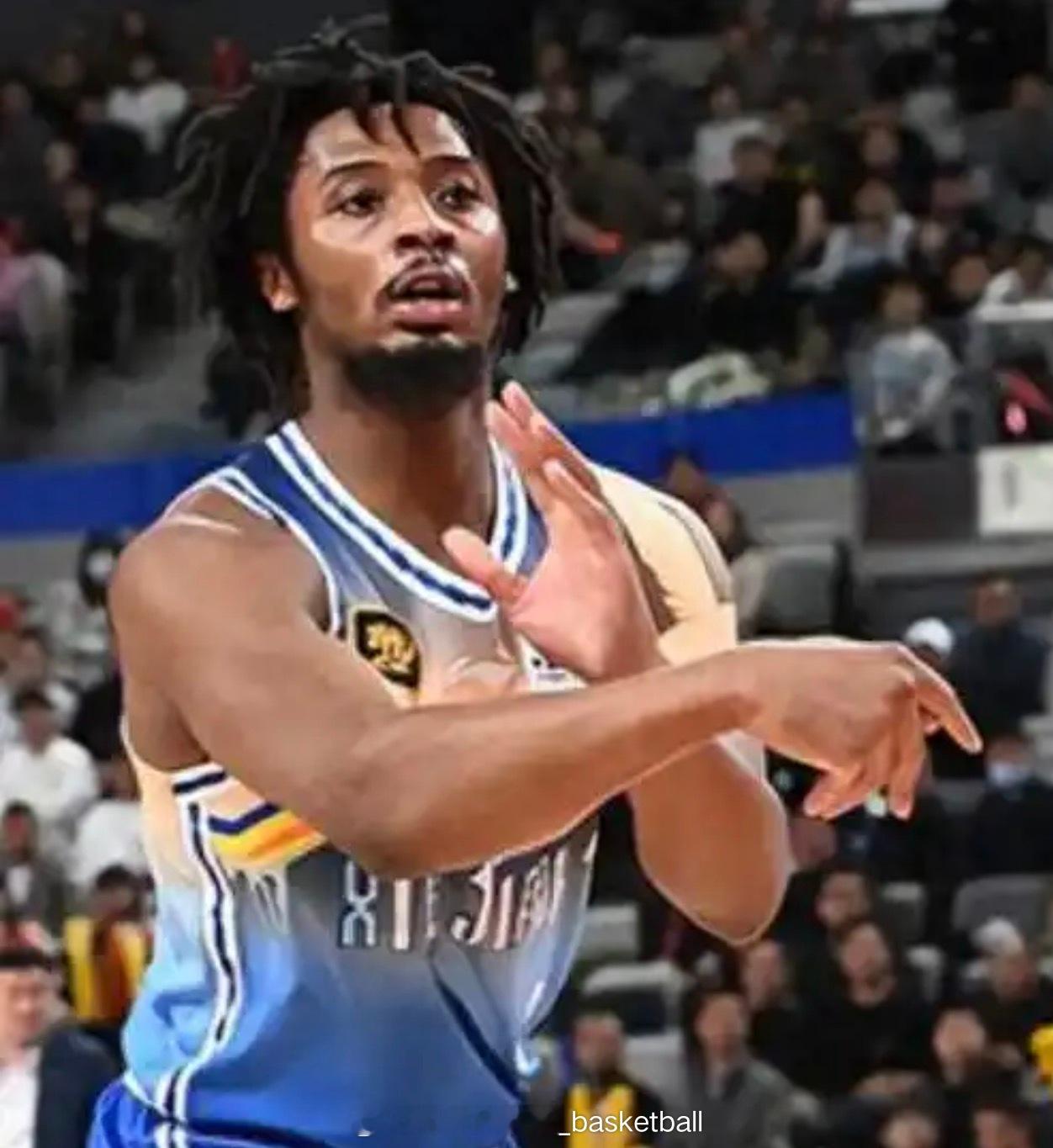 山西男篮签下外援黑根斯，他在上个月签约开拓者发展联盟球队，山西男篮将其发展联盟合