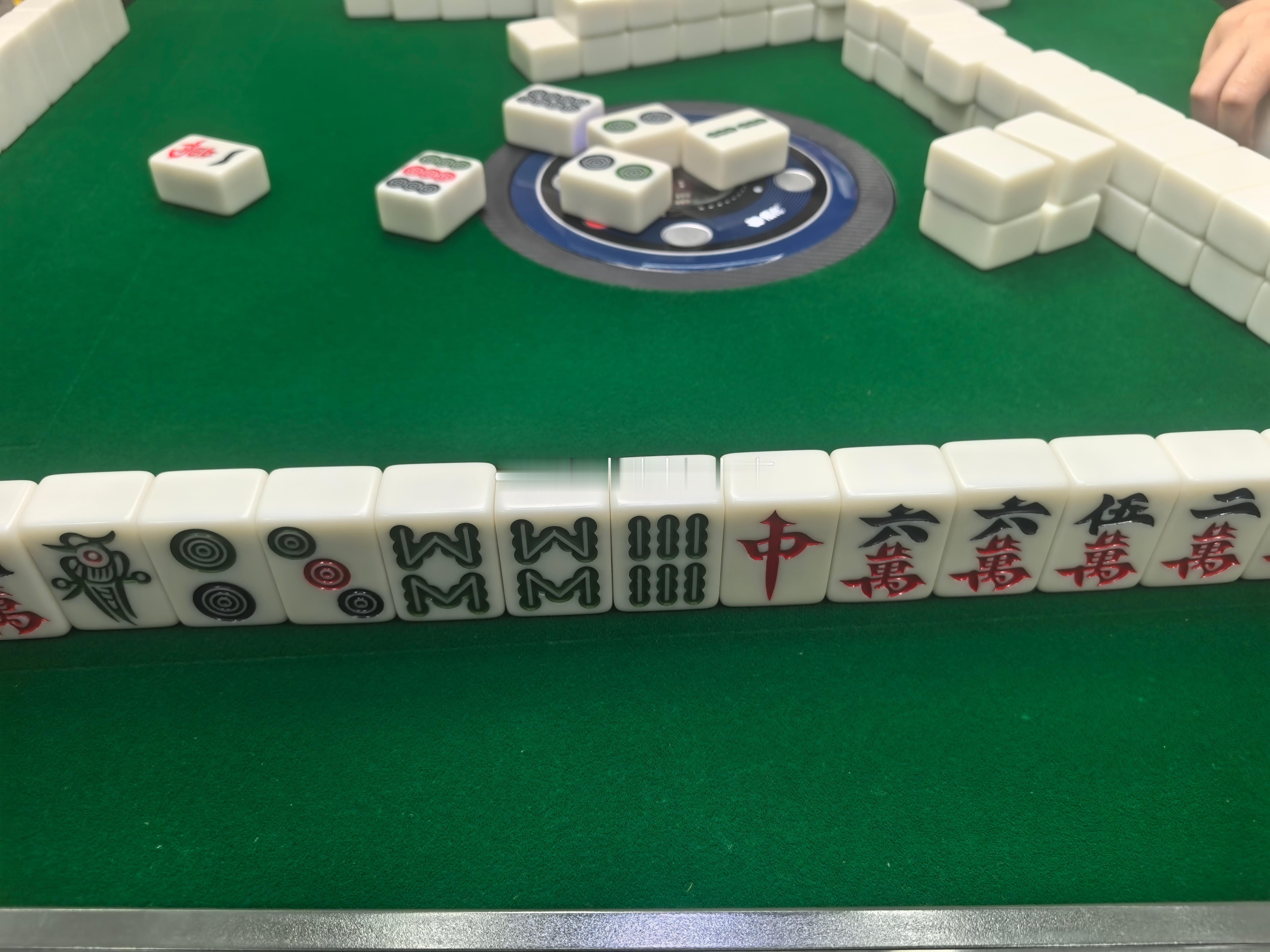 兄弟几个打打小牌 