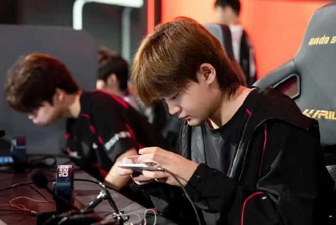 JDG导师荣都首局MVP 导师是真的给力。首局就有这么亮眼的表现，不仅稳住了节奏