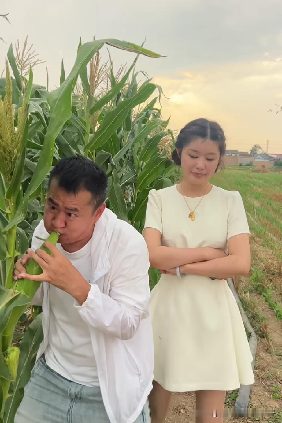 李嘉明身处玉米地中，对着一根玉米吹奏，配乐是《北国之春》的旋律。正当他吹奏得兴致