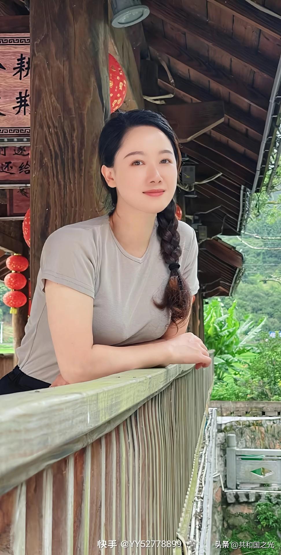 在古朴的木制阳台上，微笑着享受宁静的午后时光。