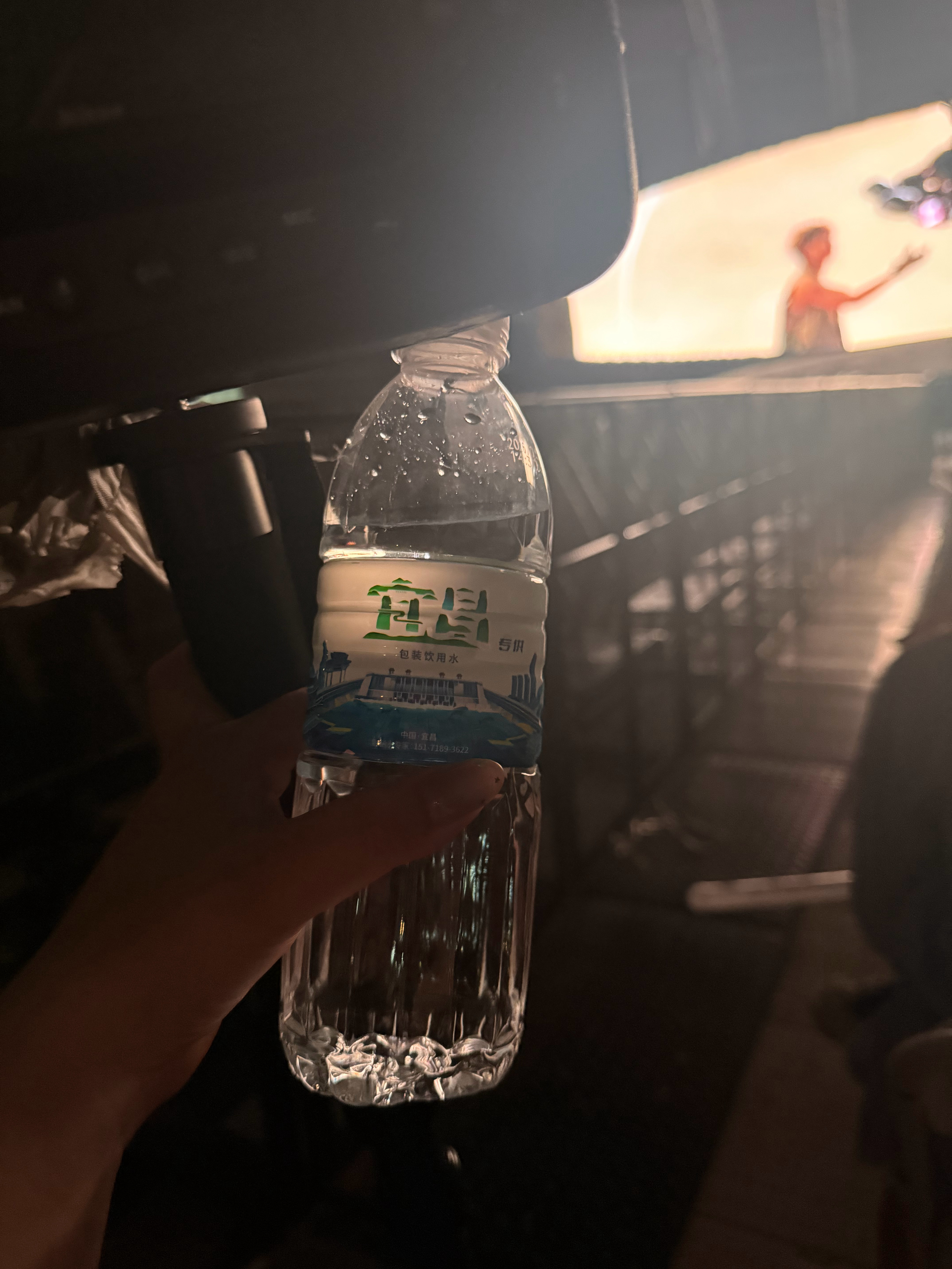 夸奖宜昌体育场的水 才卖2块钱一瓶