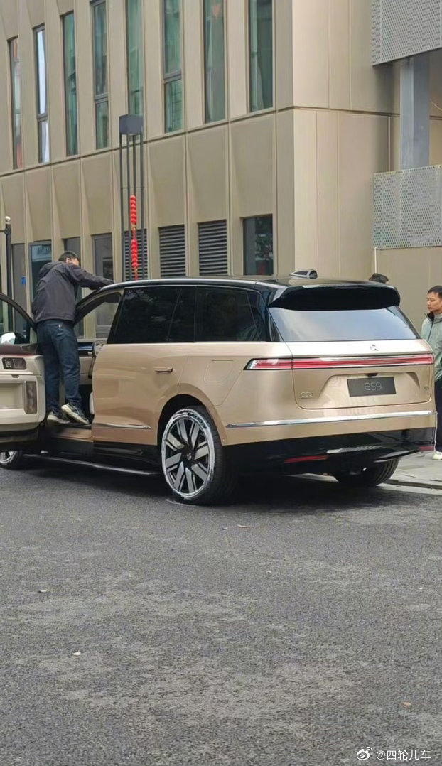 汽车  蔚来ES9实拍车，视觉尺寸真大，实际就是大。5.3米的大型SUV，气场真