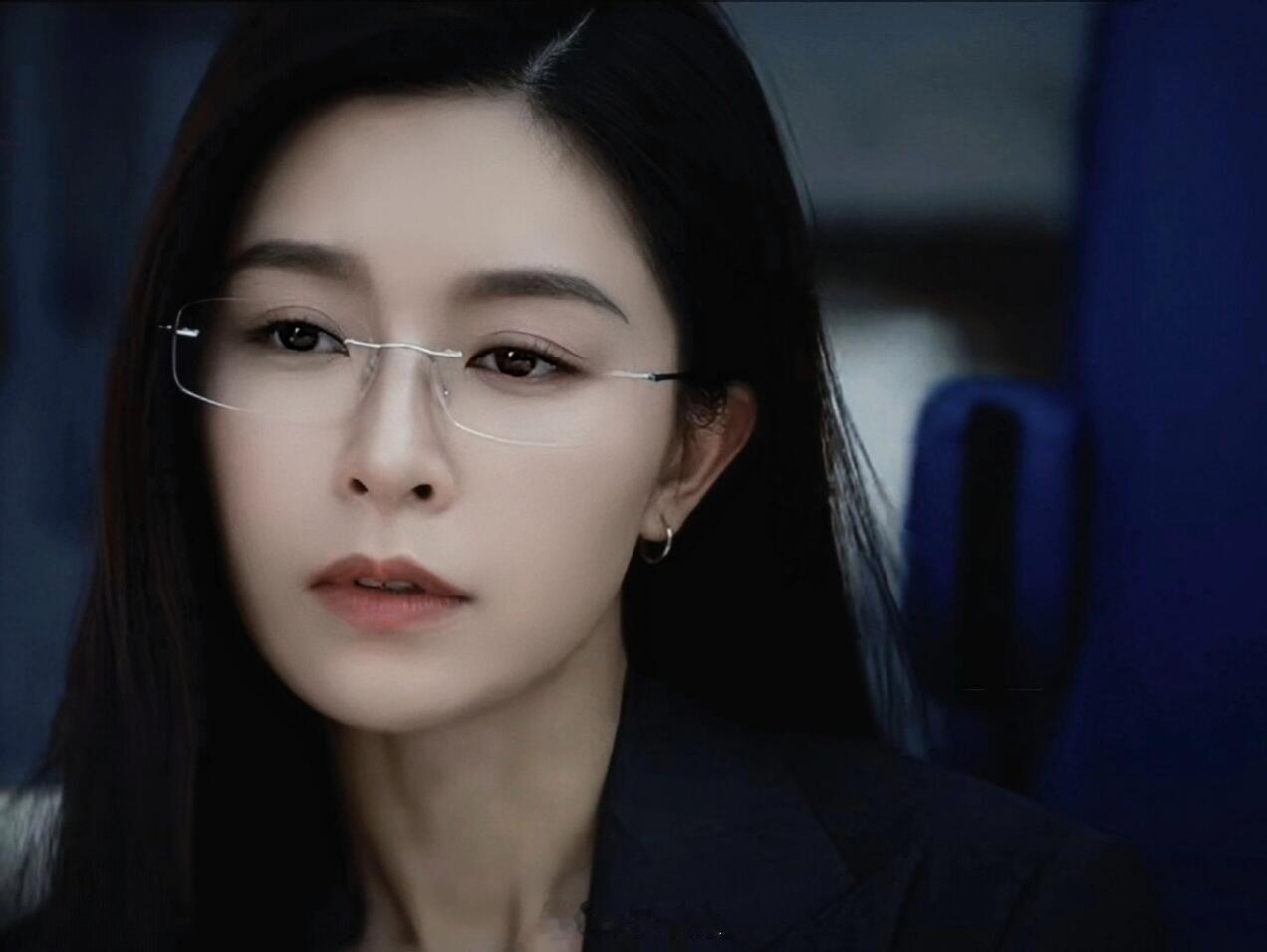 无框眼镜才是文咏珊的统治区文咏珊戴无框眼镜太绝！《不眠日》里穿西装干练、穿毛衣温