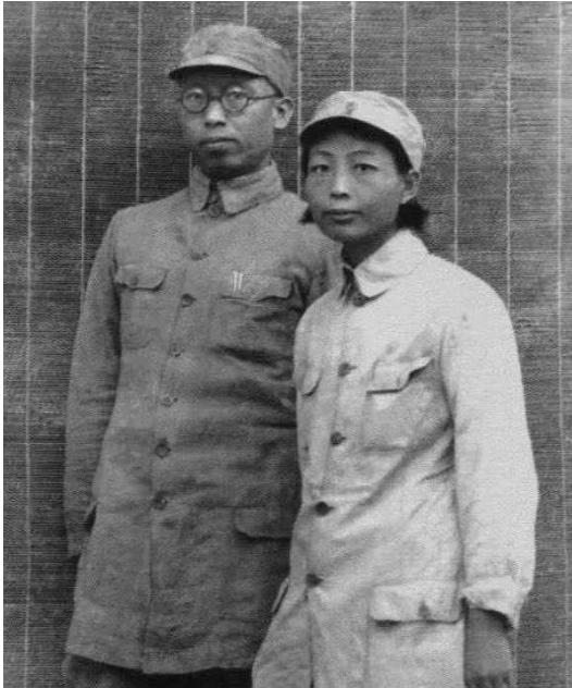 1937年，罗荣桓和林月琴结婚，俩人恩爱无比。不久后，林月琴以为战死的前夫，突然