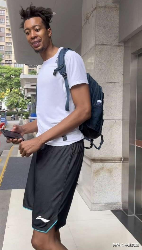 说来也是好笑，同样都是找大个子球员，广州龙狮男篮找的大个子可比广东男篮找的大个子