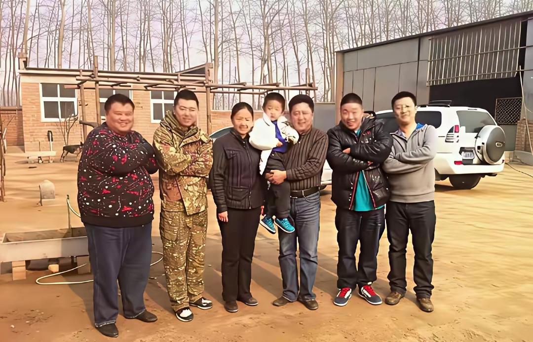 德云社早期照片，你能够认得出哪几个？

这张照片里，我能够认得出几个！
于谦抱着