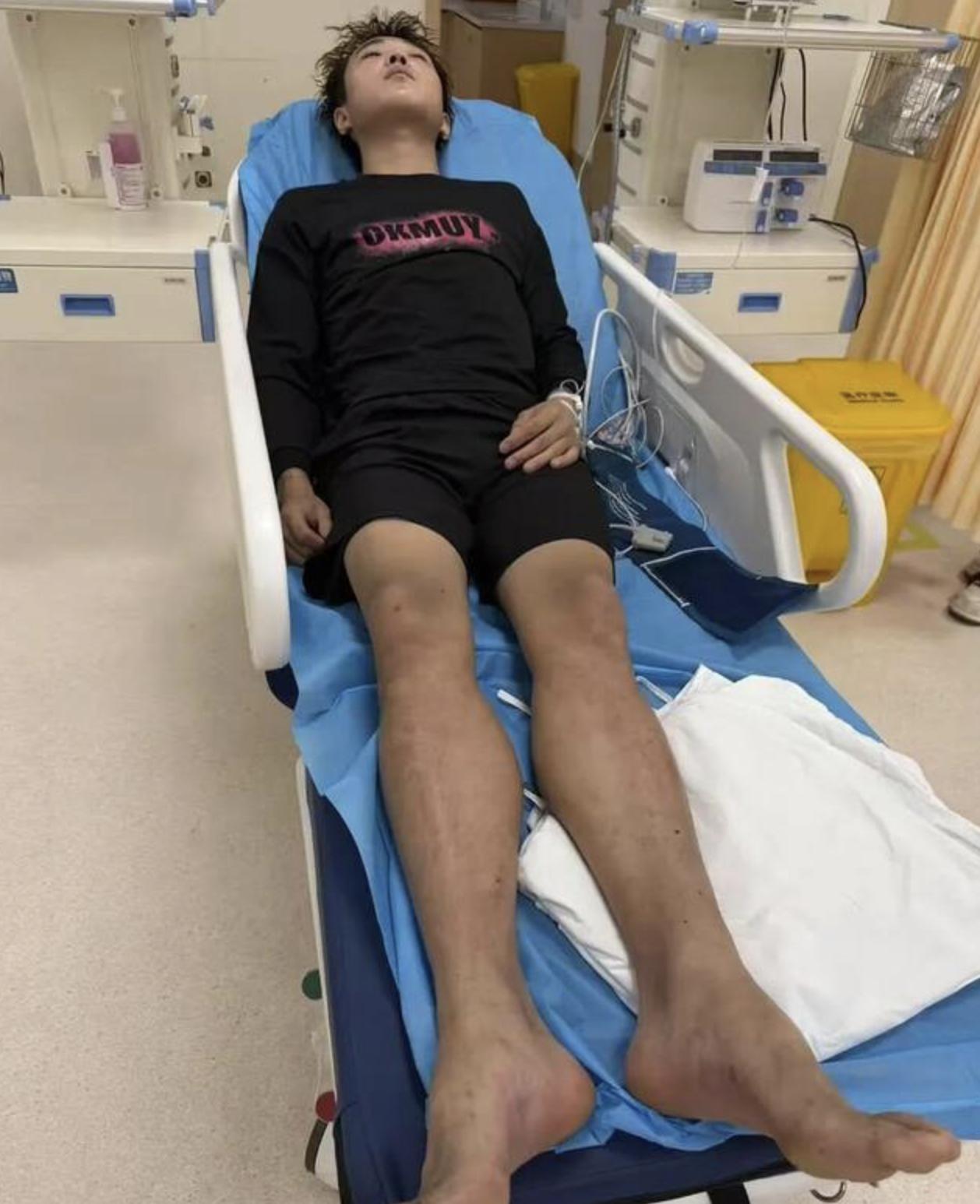 这小伙儿，是真硬核！20岁出头，穿着拖鞋短裤就往火里冲，还不是一次，是整整三次！