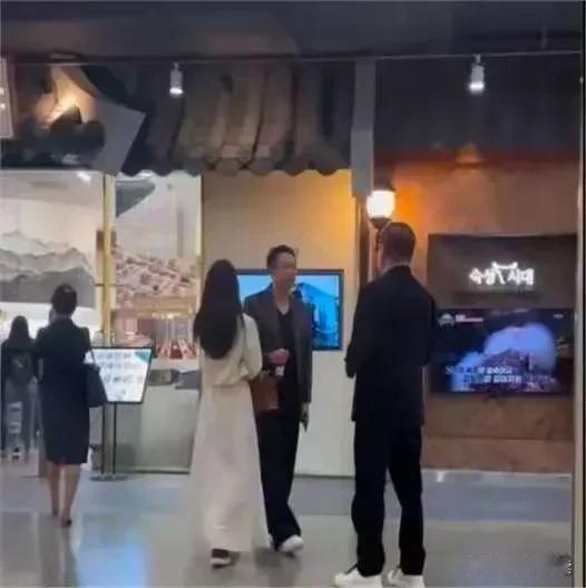 有网友在澳门
偶遇汪小菲夫妇
依旧是男的帅女的靓

更难得的是
马筱梅居然穿得很
