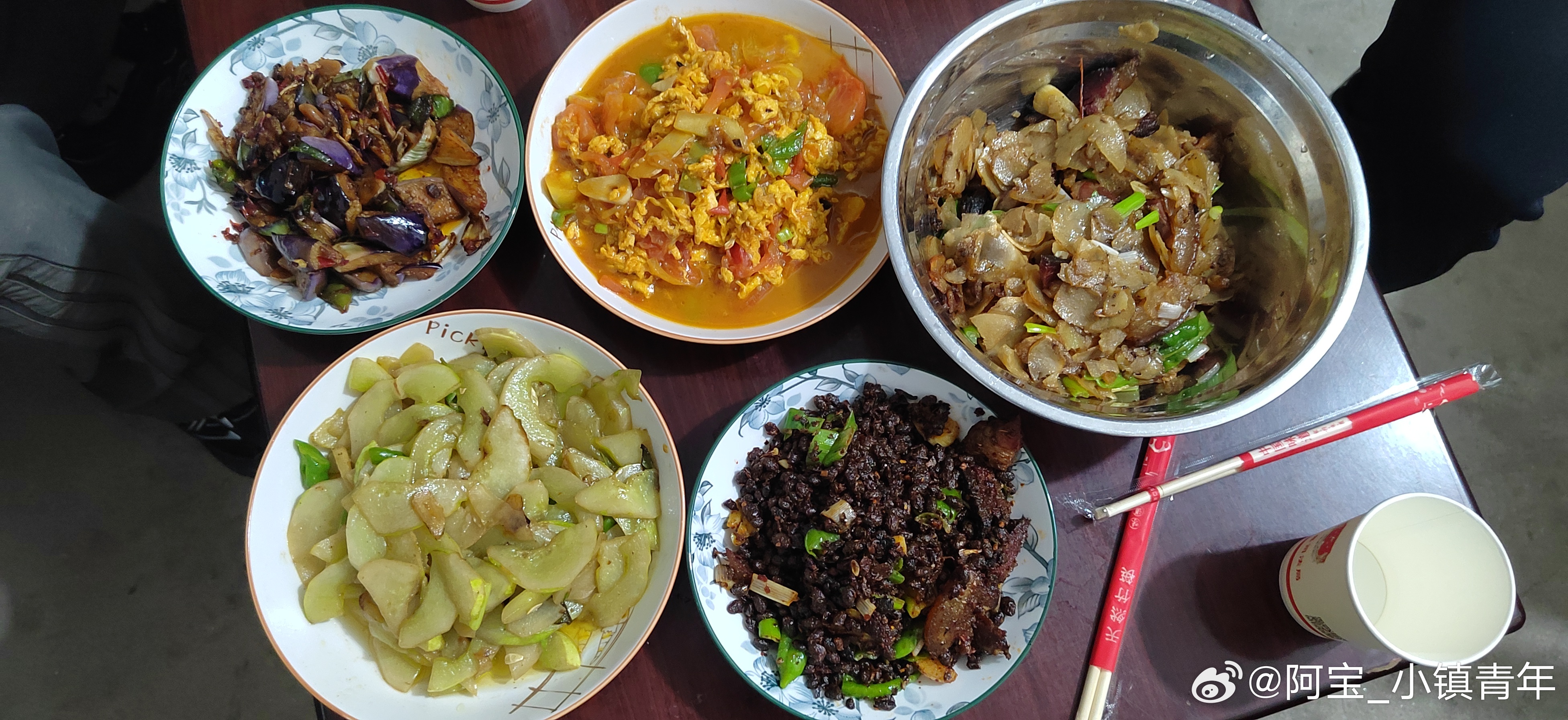 周末出去吃了几天油大盐咸的川菜和火锅，满足了口腹之欲，也对身体造成了些许伤害，不