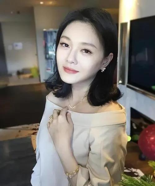 大 S 力挺小 S 女儿，被指双标❓
#娱乐圈热点讨论# 
大s发文声明力挺小s