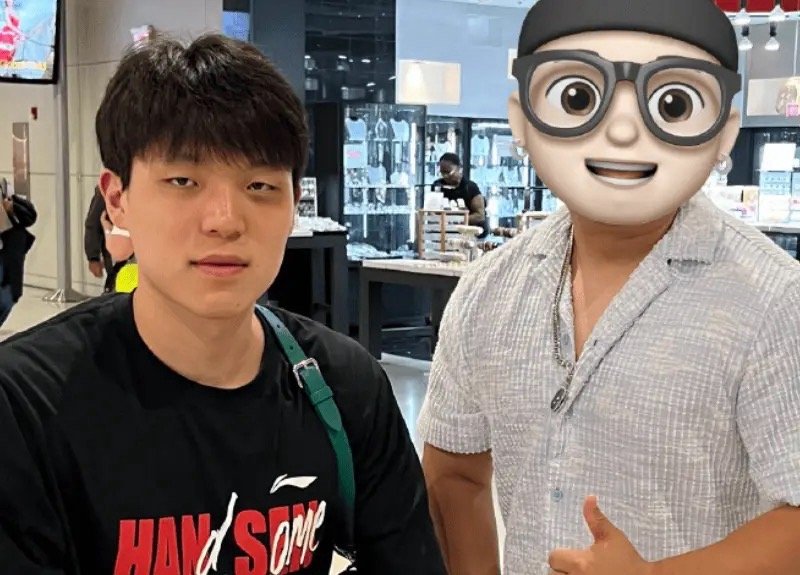 球迷分享杨瀚森近照：“要不给我说是训练被肘到眼睛，我还以为是太欠被谁揍了。”能肘