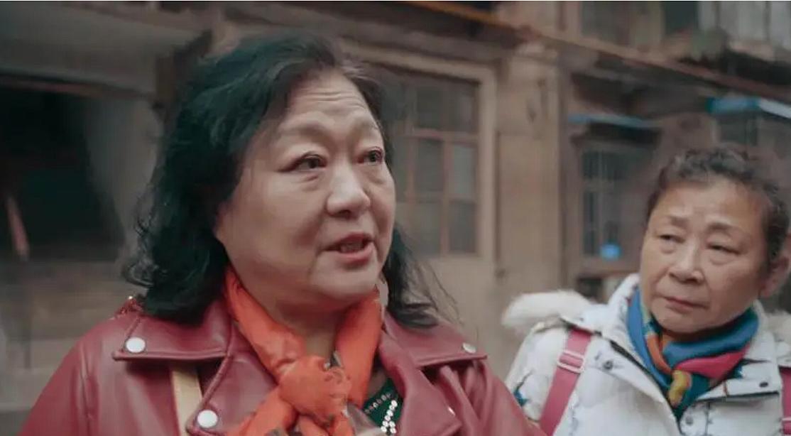 “冤不冤？”上海，一位六旬大妈在某银行购买了500多万元的基金，起初想着能有个稳