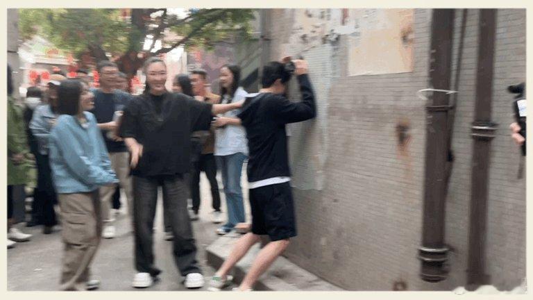 吴磊听十八岁唱的歌害羞到扶墙还是想说…吴磊不是第一天对粉丝这样 ​​​