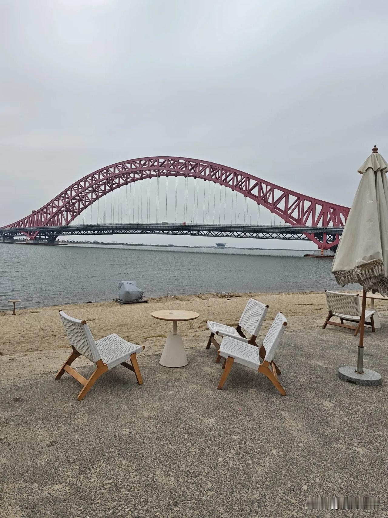 从大连来宁波赴春日花约，没想到遇上连日阴雨天，体感比北方还要冷。本地朋友带我去海