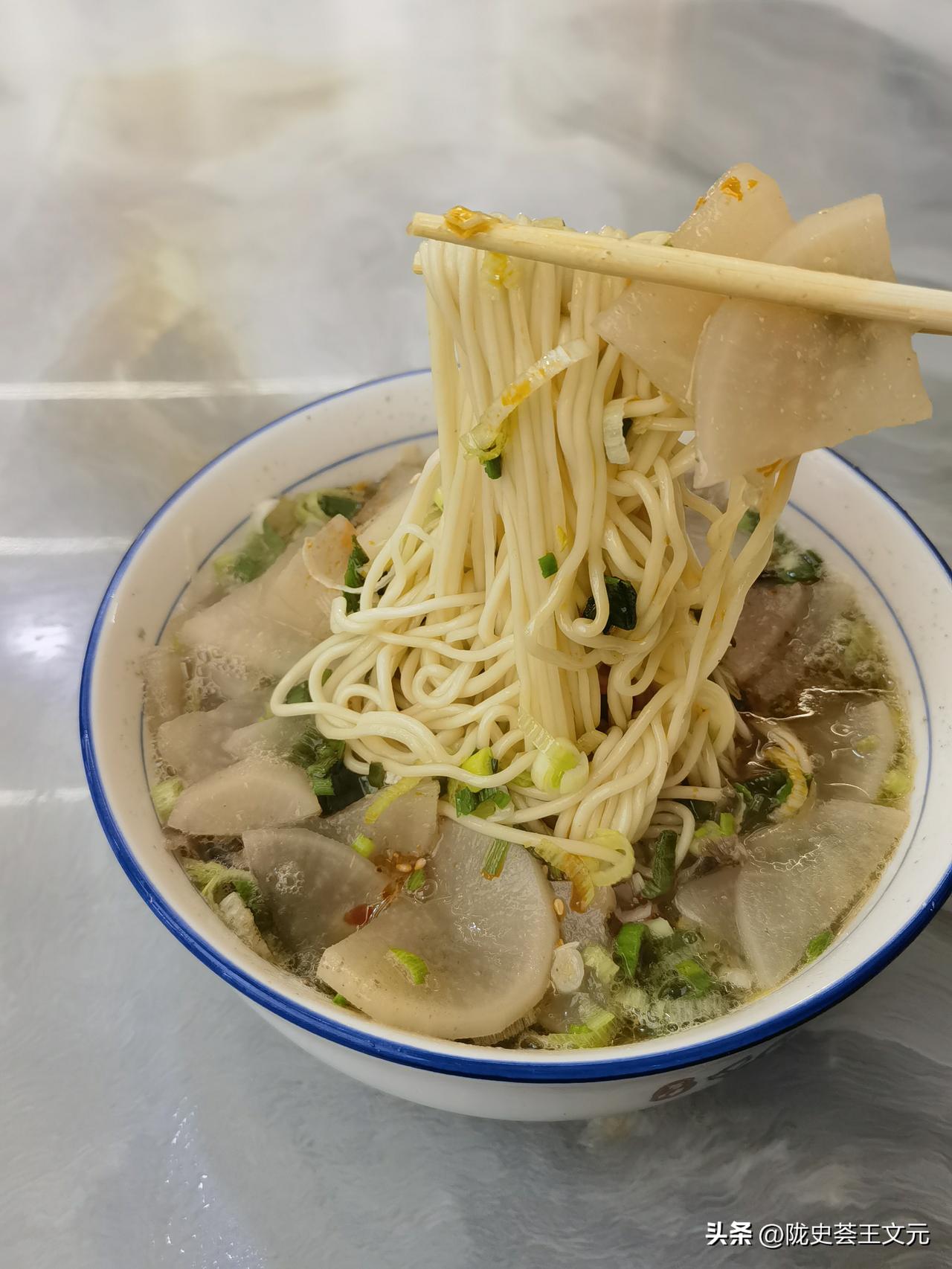 兰州人每天早上都吃牛肉面吗？今天的早饭是一碗兰州牛肉面。今早起来比较早，7 点钟