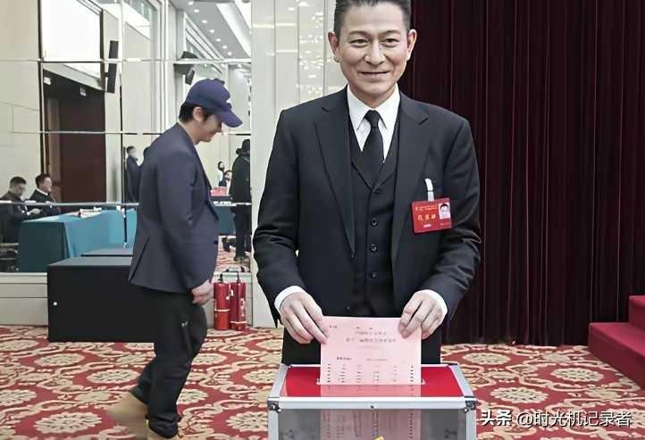 刘德华怎么能戏里戏外都是端庄，绅士的感觉，他的样子如果放到普通人也会被认为是个成