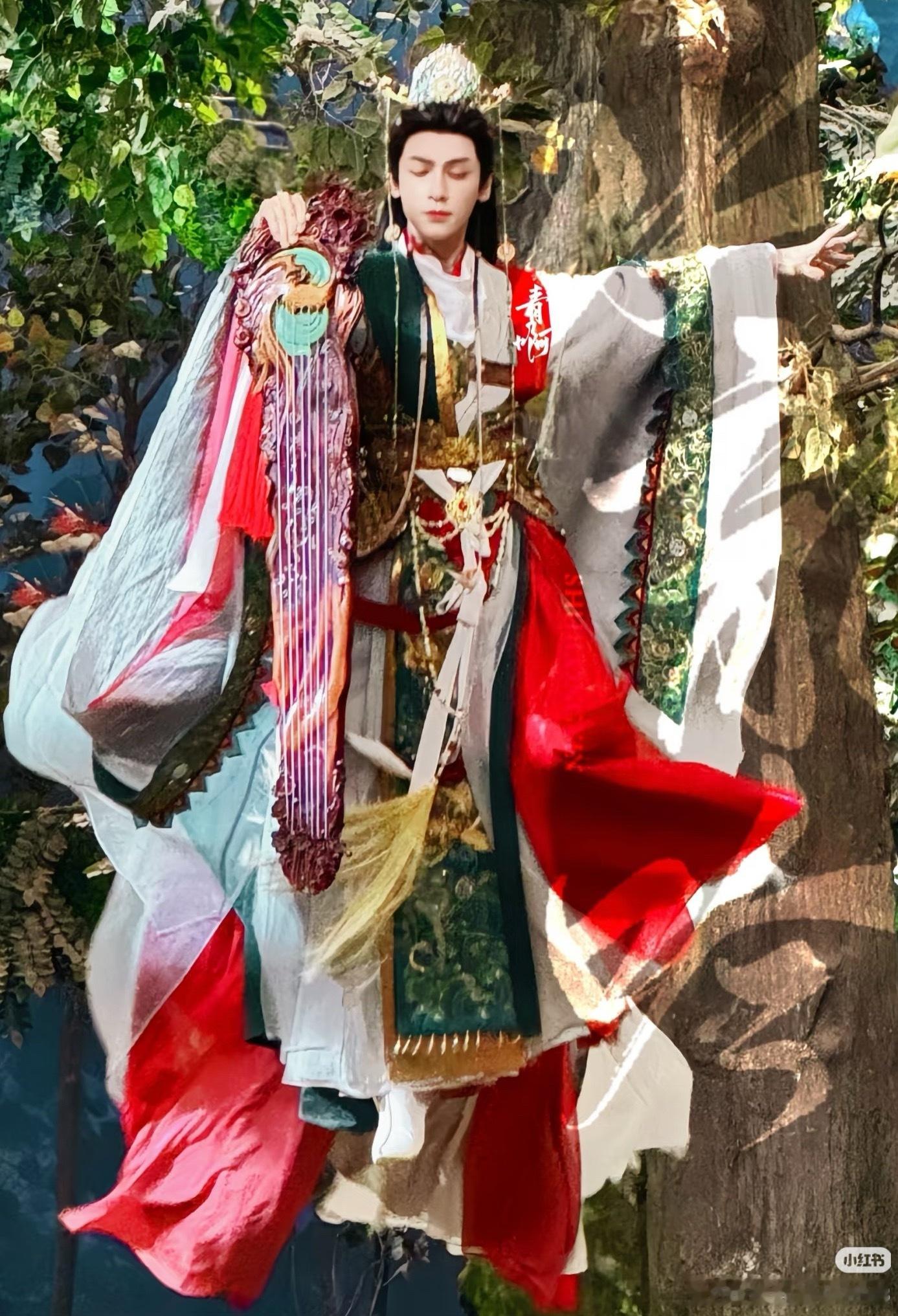 好花里胡哨、繁琐的一套妆造 