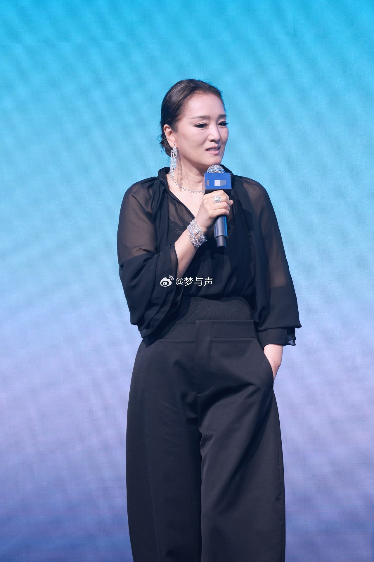 巩俐近期状态不少网友感慨巩俐的状态，坦然面对时光留下的印记，不刻意修饰伪装，这份