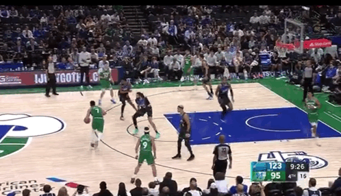 这球有点怨！弗拉格被拉成这样了，裁判熟视无睹，基德抱怨，结果被驱逐。
输球是必然