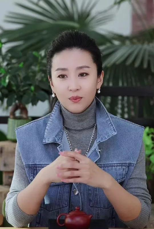 演员，苗圃说，我是2008年学的开飞机，我真能开，但现在已经很多年不碰了，当时学
