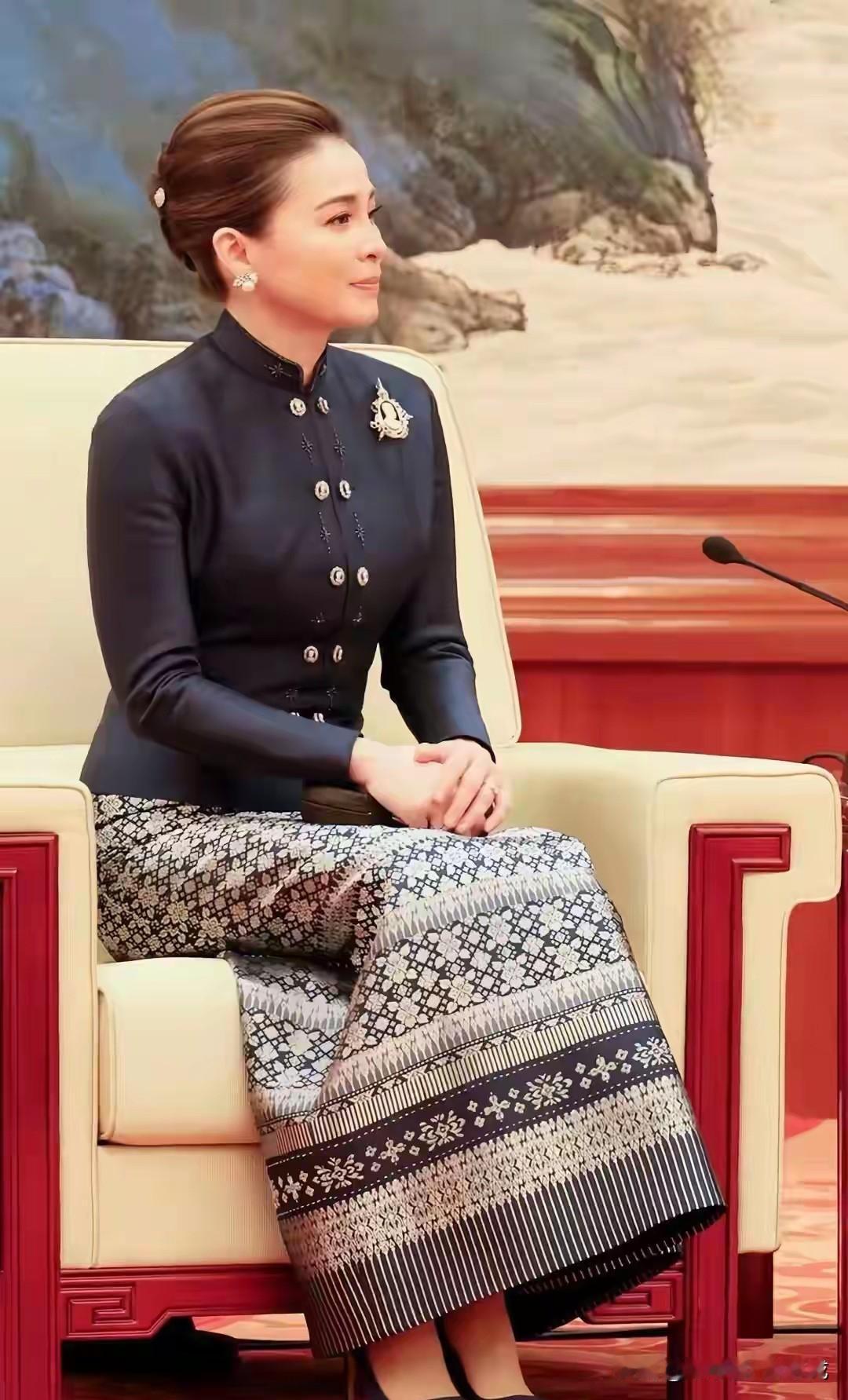 泰国的国王和王后来了，带着友谊与合作来的！尤其王后的着装那么的得体，举止那么的恰