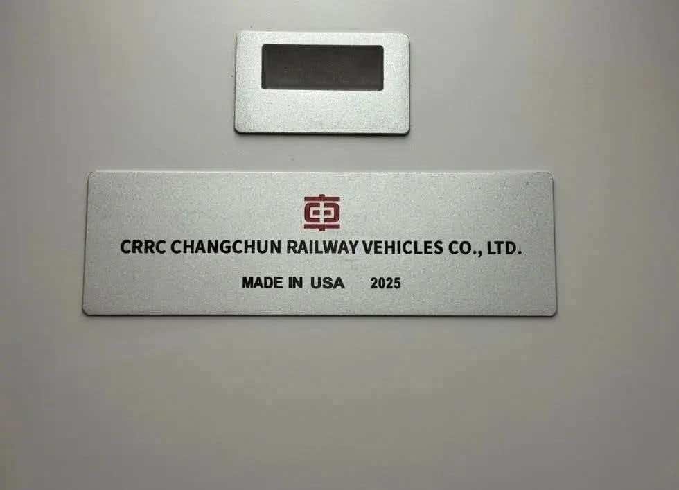 波士顿新的地铁列车，标着“美国制造”。可一看铭牌 ………