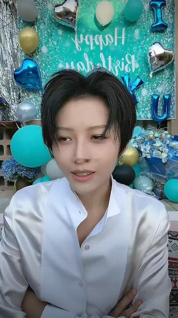 刘雨昕 第一次看到这么可爱的王濛 刘雨昕的生日直播没有只顾自己玩，还专门提到了师