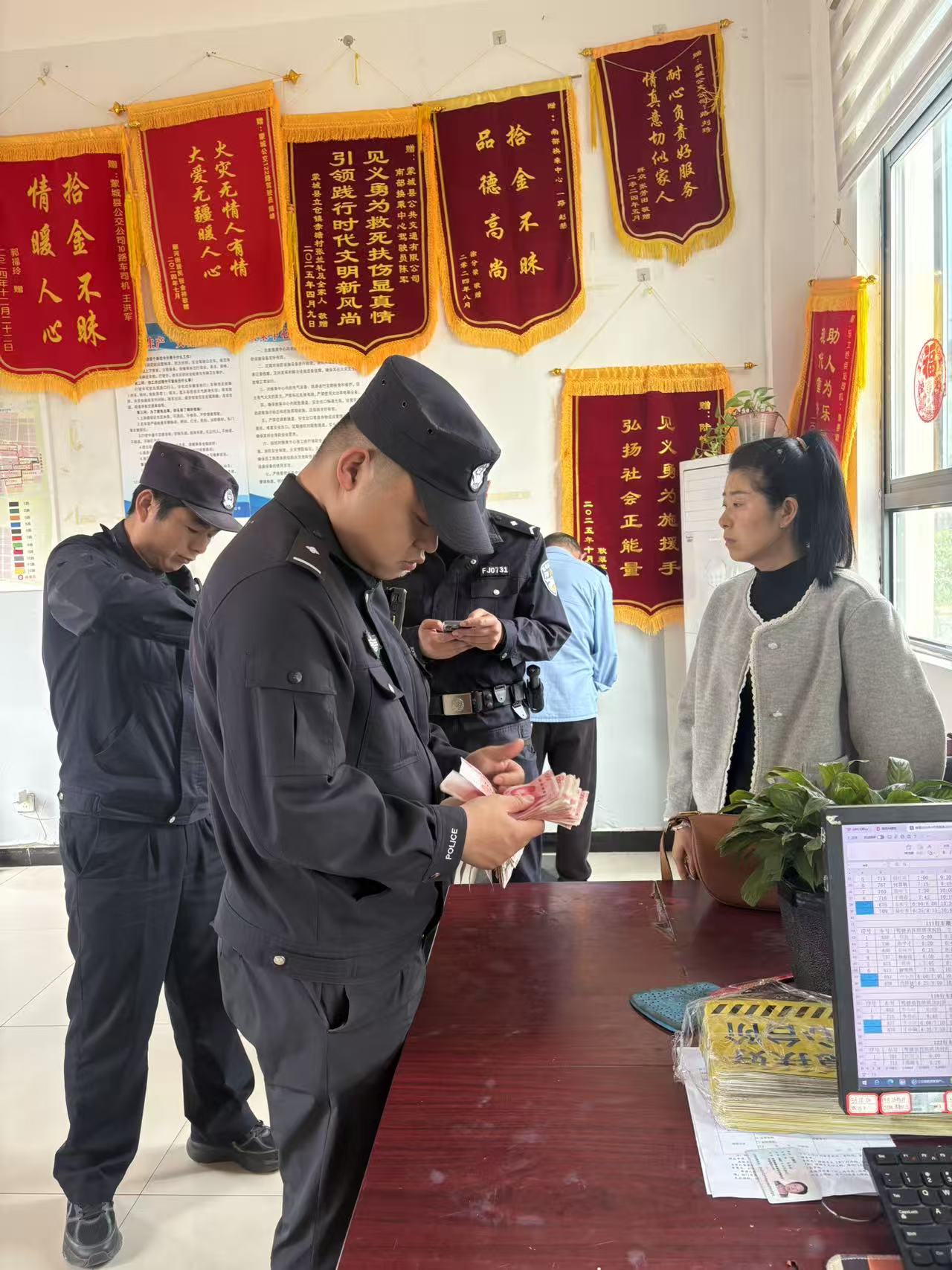 蒙城一公交司机拾金不昧 归还万元现金