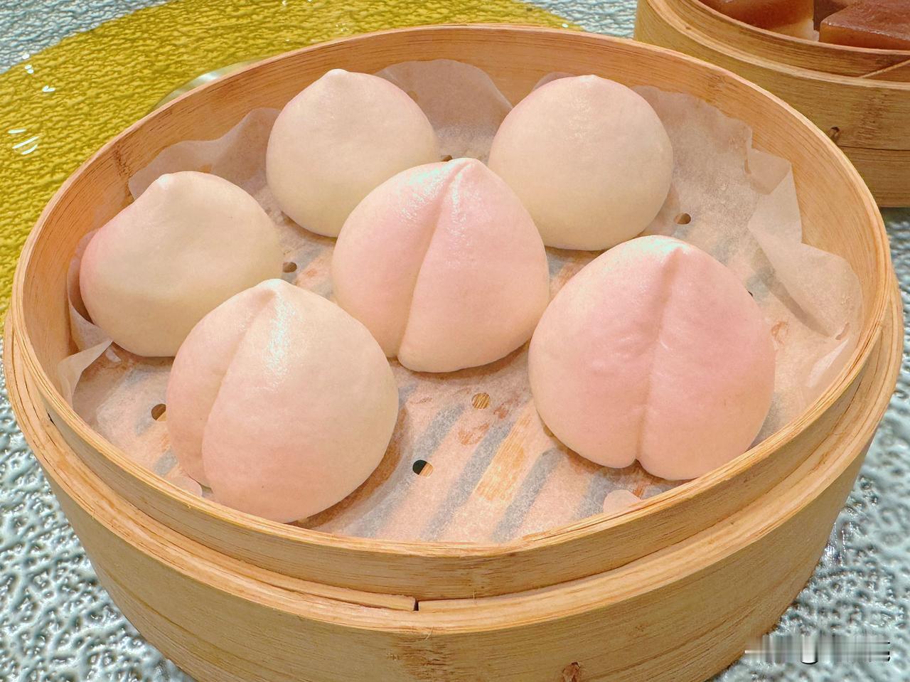 提前一天在香港过了个生日，感谢朋友们，有心了[作揖]