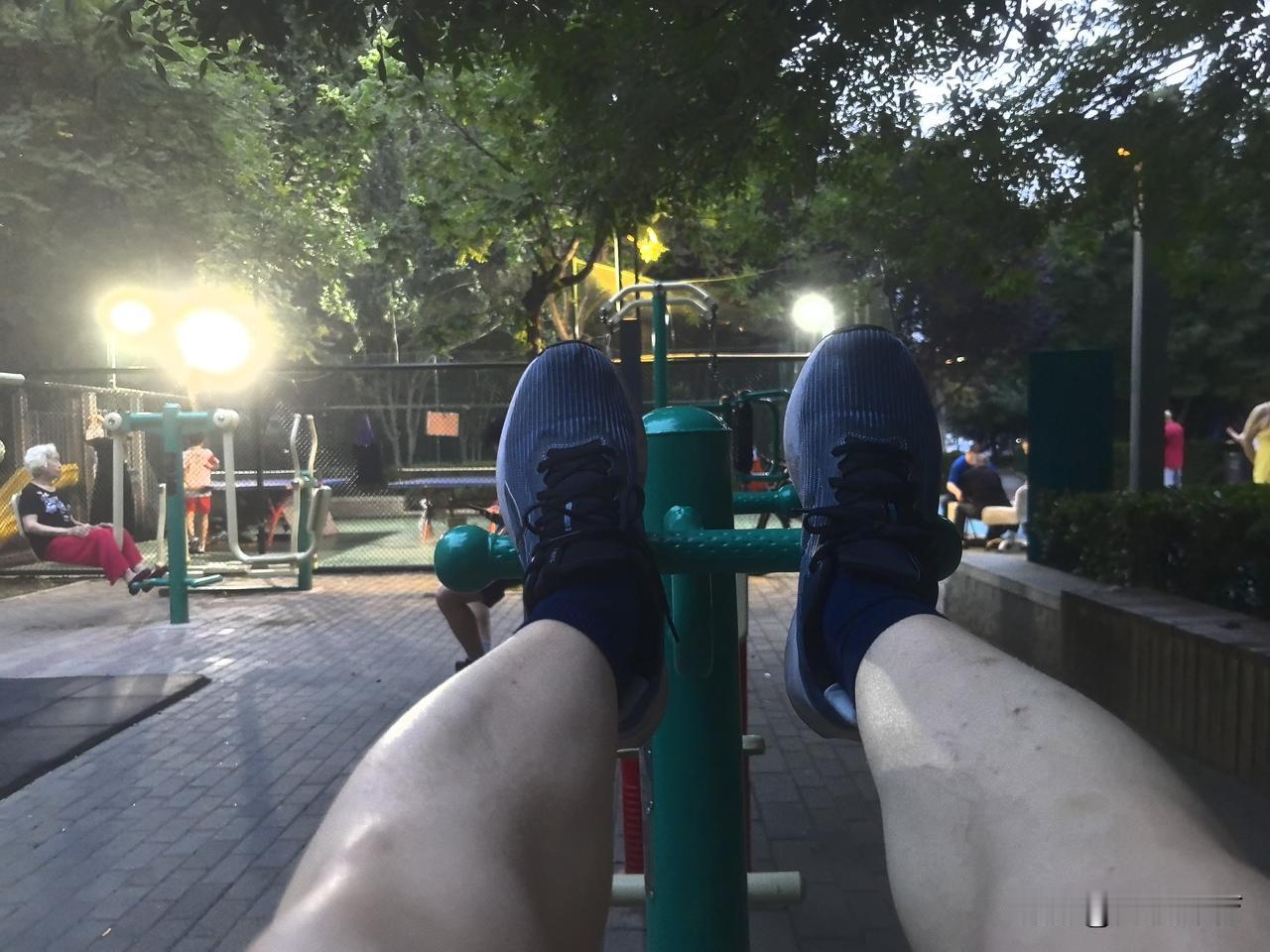 天气太热了 ，到小区的运动器械上凉快凉快。