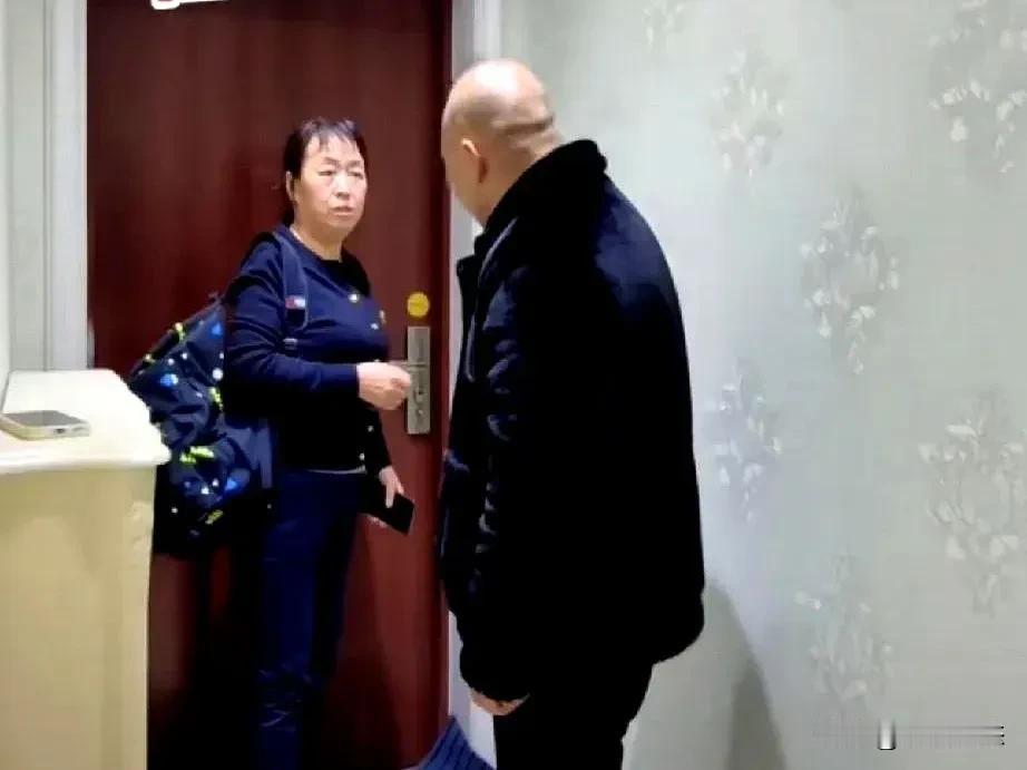 无意间从监控中看到公公偷偷往保姆包里塞了两万块钱。

这件事情，我到底要不要告诉