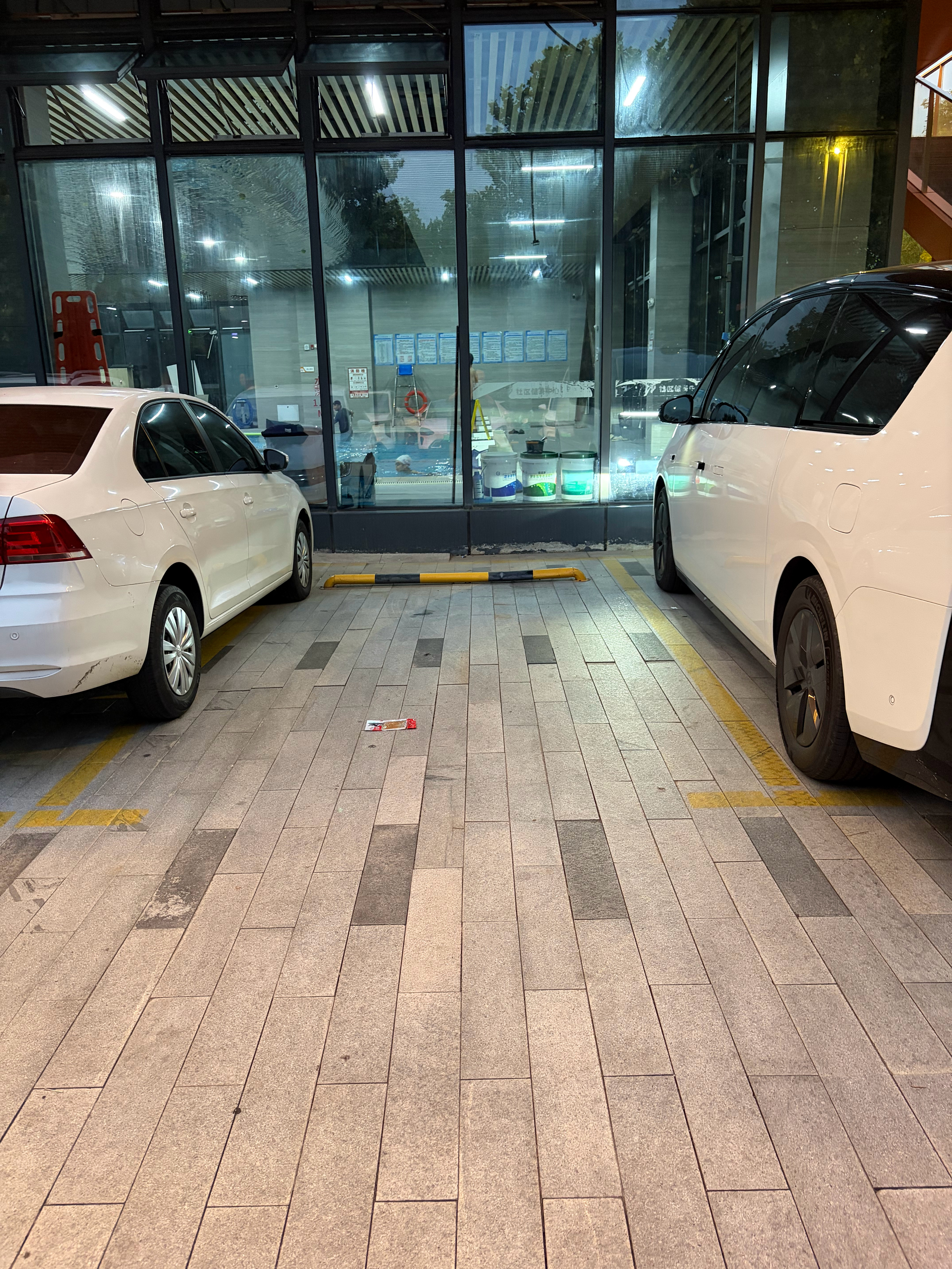 这家伙这么停车分明是想害我这下你们知道理想停车的素材是怎么来的吧？ 