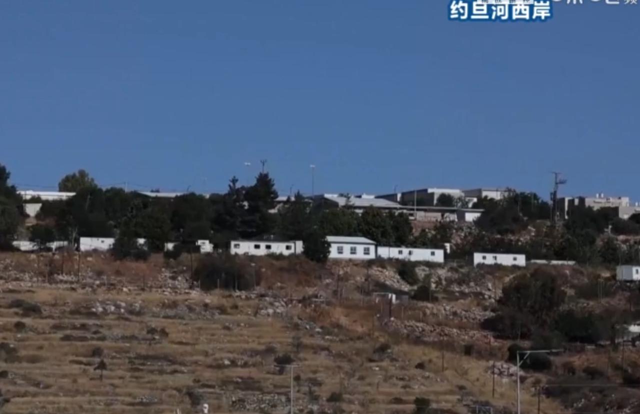 约旦河西岸的山坡上，以色列定居点不断扩张，新建的房屋与临时板房在争议中拔地而起。