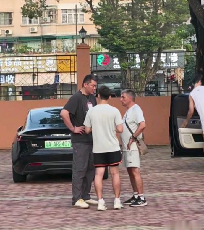 博主：朱芳雨今日回道宏远俱乐部 与新外教团队交流&完成交接工作
