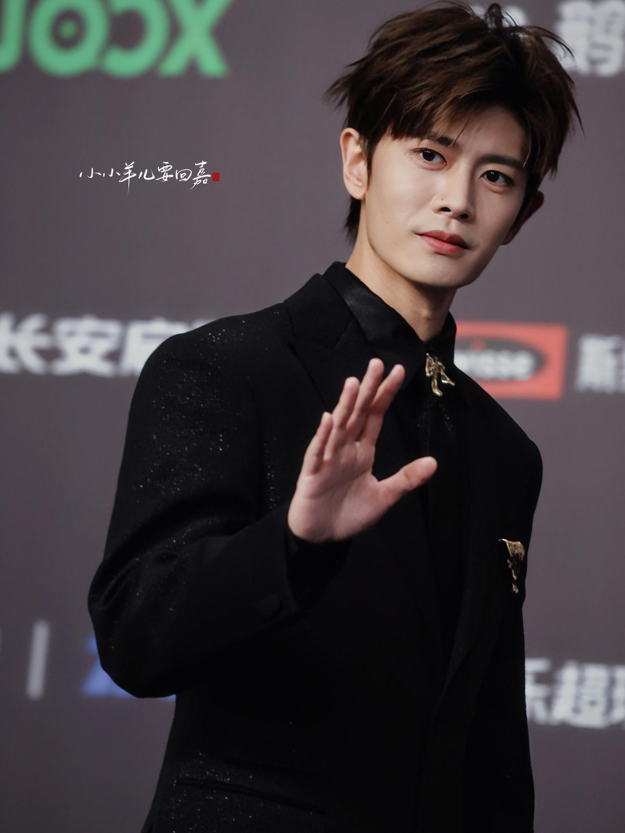 沉淀自有回响，努力终有归处。
再来欣赏一组腾讯音乐娱乐盛典上领奖的任嘉伦，帅帅的