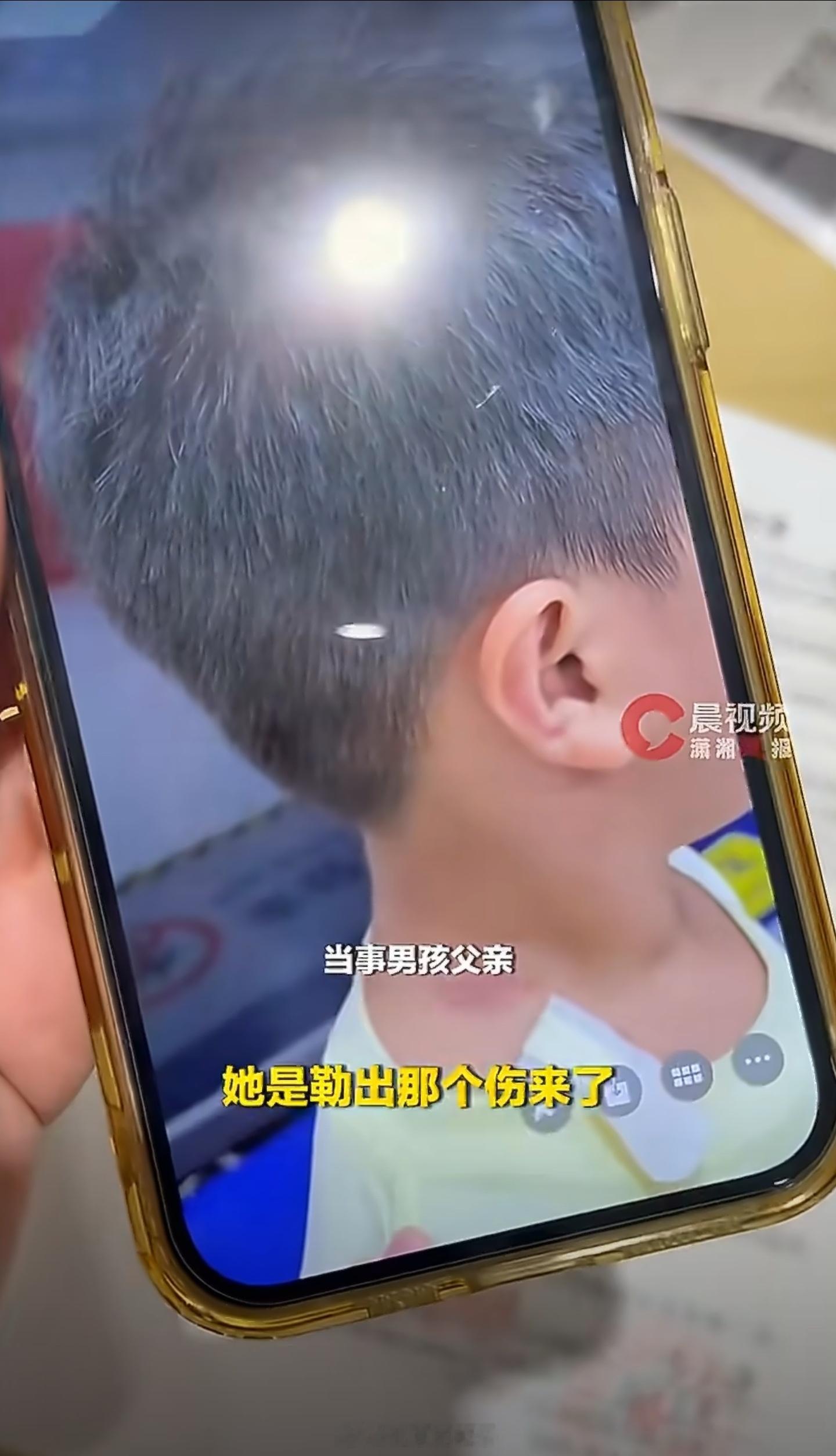 男童被指摸臀父母要求女子道歉4岁小男孩着急去外面玩，碰到了这个女生，结果遭到了这
