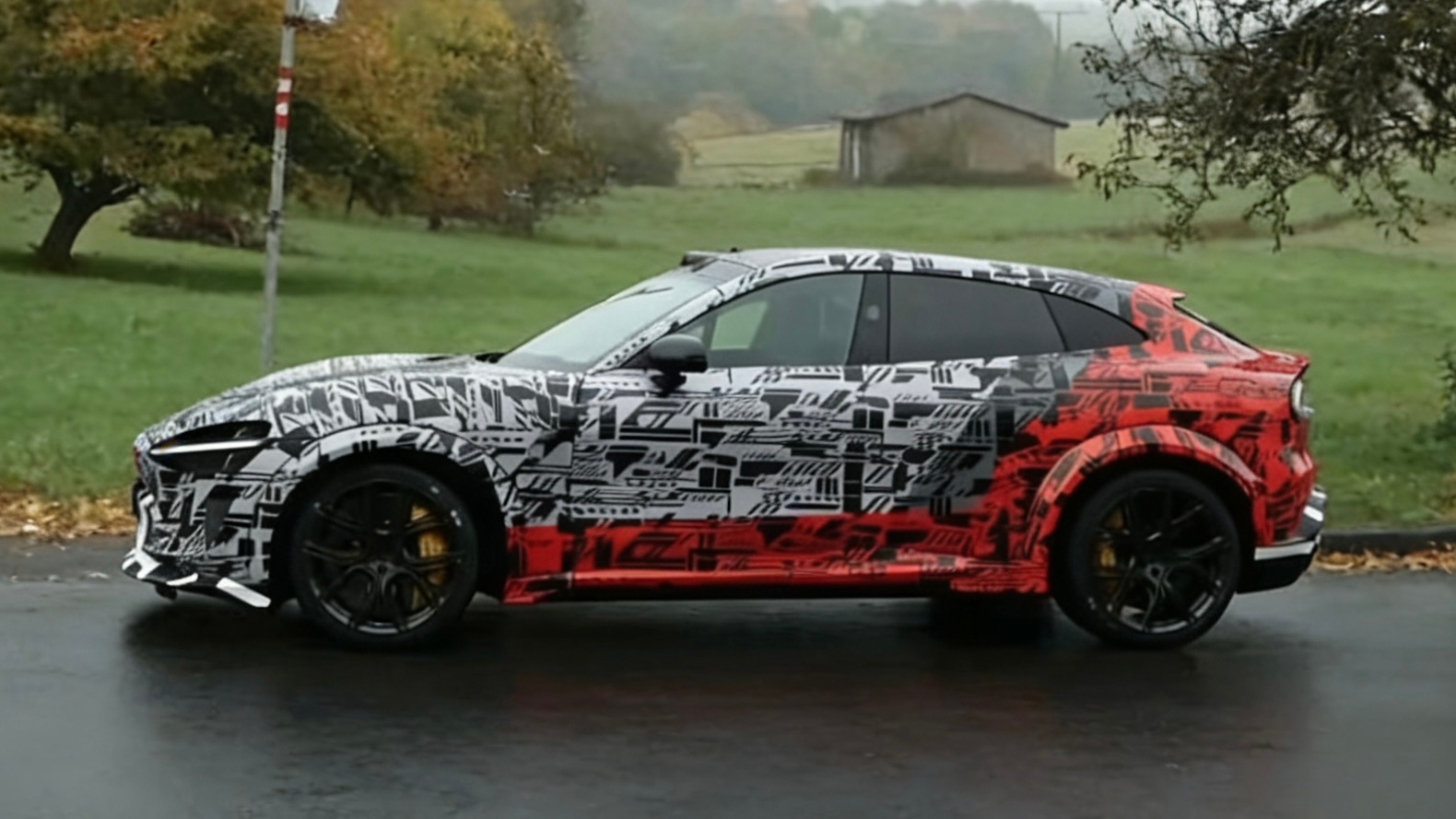 小米三款新车齐曝光看来小米造车这打法，是打算用科技公司逻辑重构行业吗？之前就有很