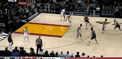 人才！快船起势卢指导换下卡登！
在今天NBA常规赛快船对阵热火的第三节比赛初，快