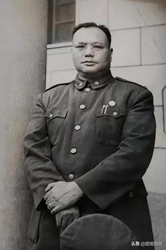 塔山阻击战中，国军失败是必然的，这其中最大的错误就是老蒋的亲疏有别。
当时，国共
