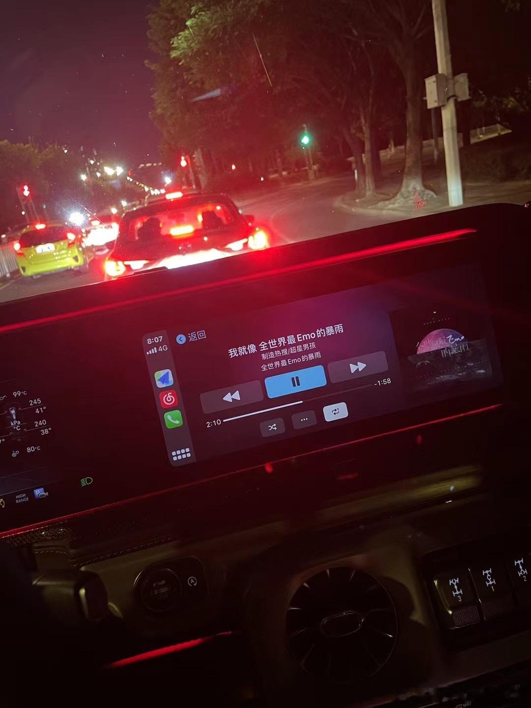 哥每天只允许自己五点二十分睡觉，哥可以猝死，但浪漫不死[酷]享受独处，和兄弟喝咖