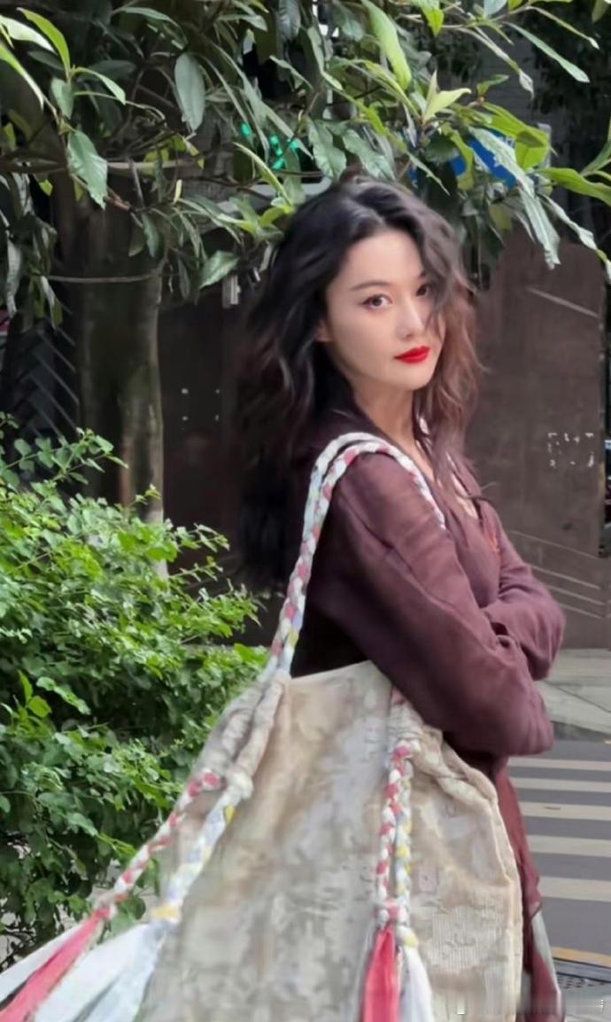 张馨予自从嫁给何捷后，整个人都散发着精致，还总是一副不争不抢与世隔绝的样子，真是