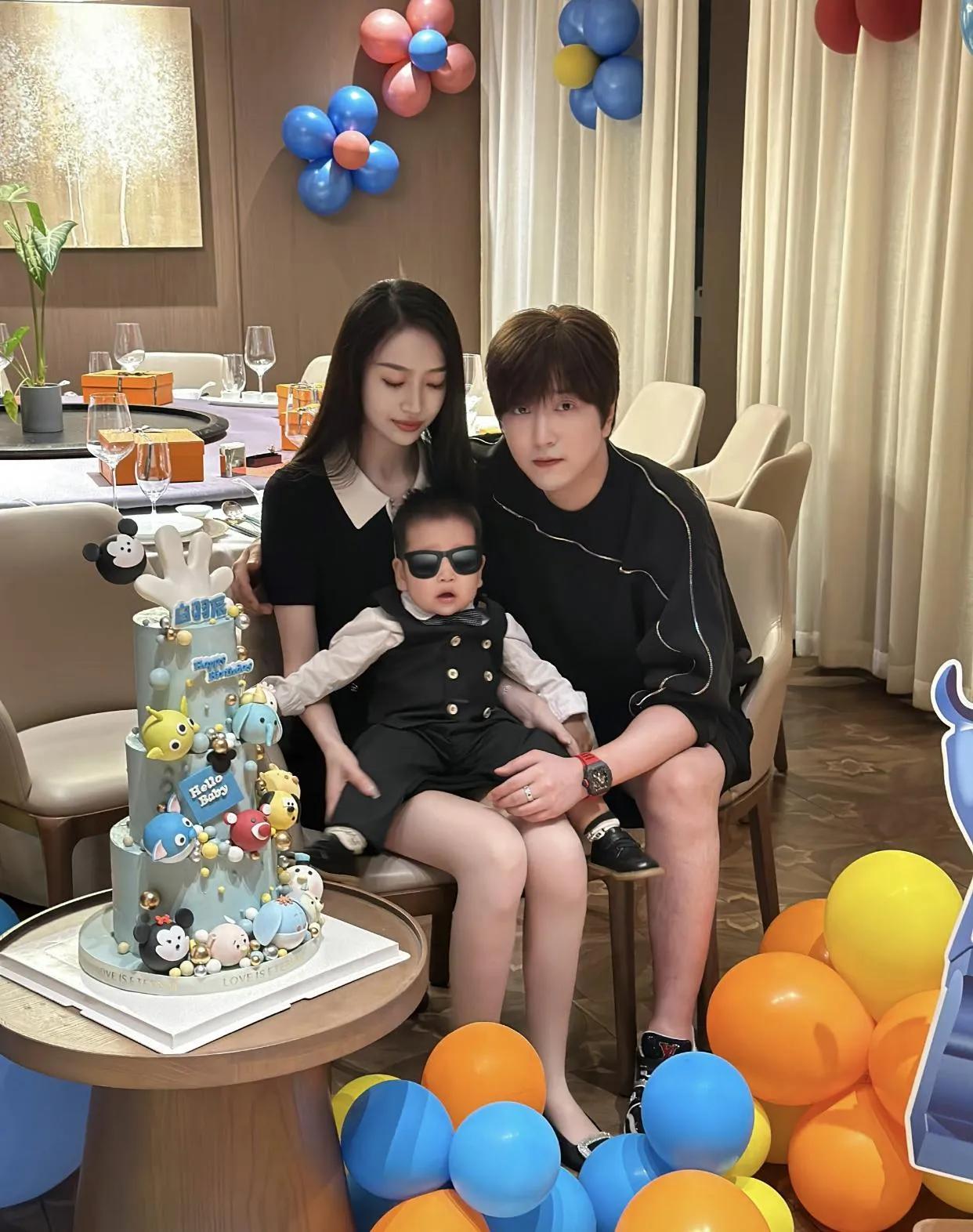 现在最慌的，应该是白冰的老婆吧？
虽然白冰这次交了1800多万罚款，不会坐牢，但