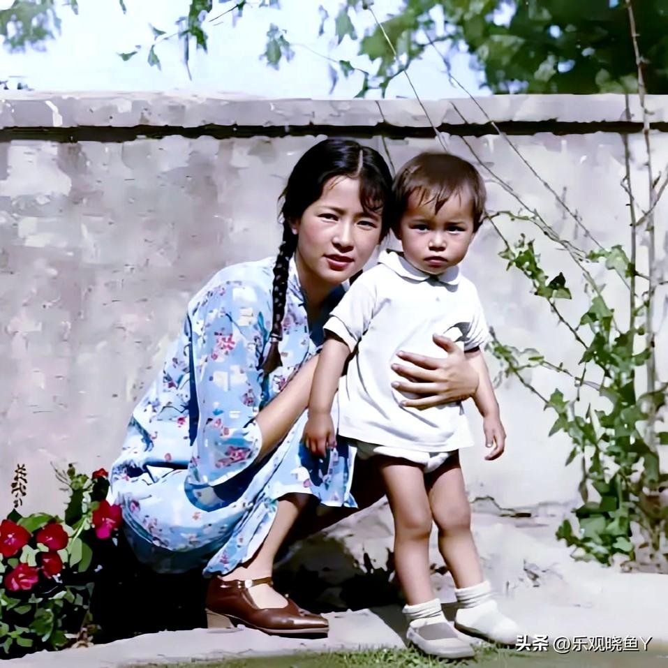 一九三零年，在北平香山的林徽因与她的女儿梁再冰。这并非演戏，也绝非影视剧里的演员