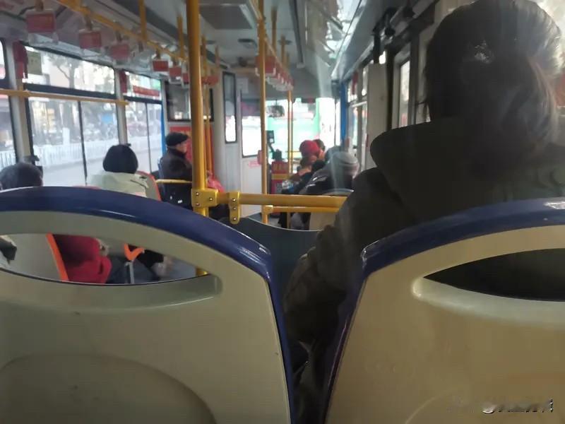 在公交车上该不该给老人让座，这事儿不能一概而论。尊老爱幼是咱中华民族的传统美德，