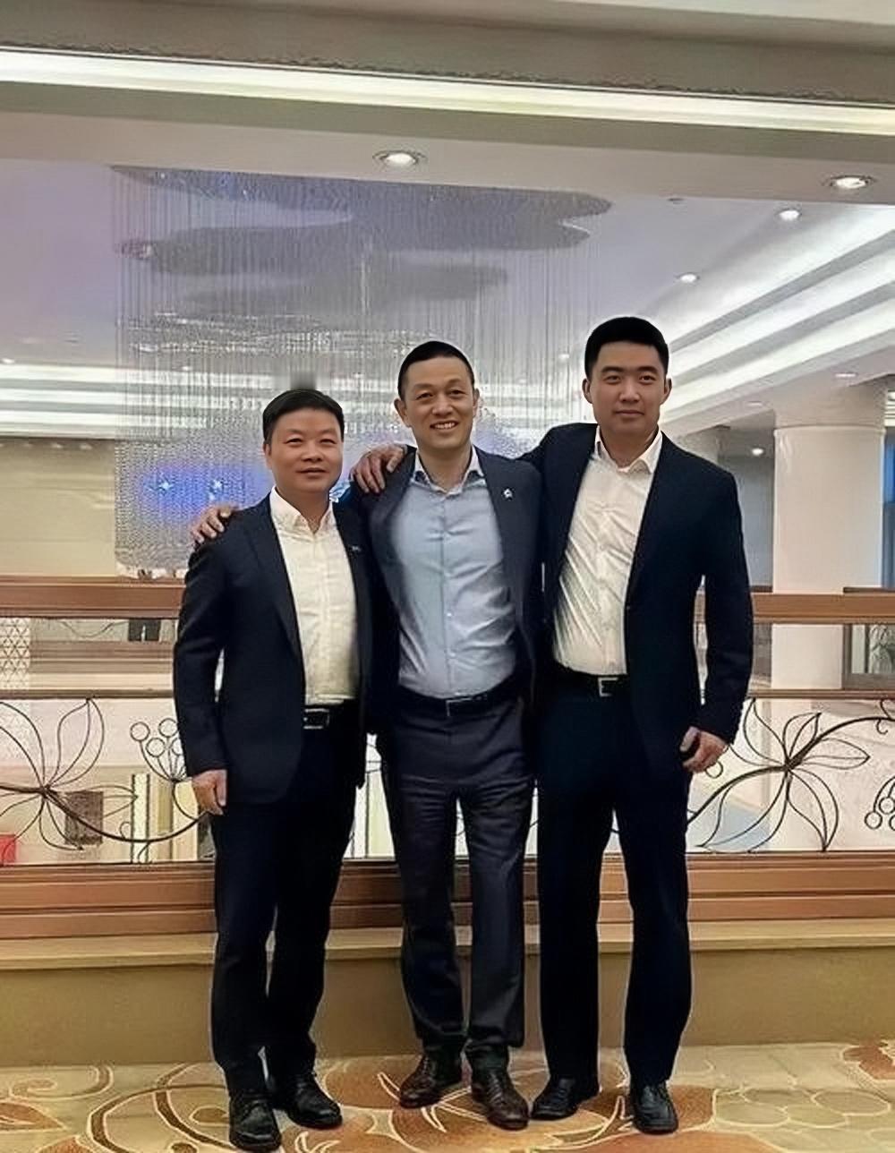 何小鹏、李斌、李想合影旧照，三位都是汽车领域的创始人，是同行中的精英人物。

感