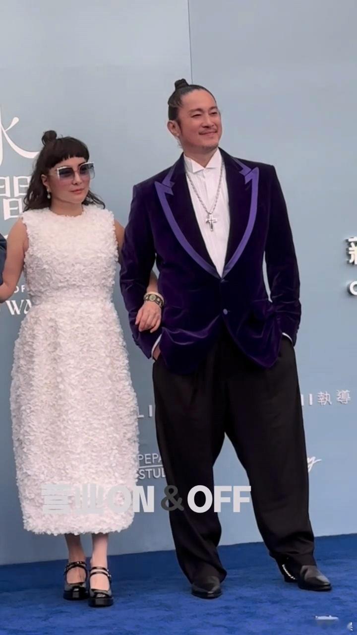 何超仪和老公挽手出席活动何超仪携老公出席活动 何超仪和老公挽手出席活动，她老公状