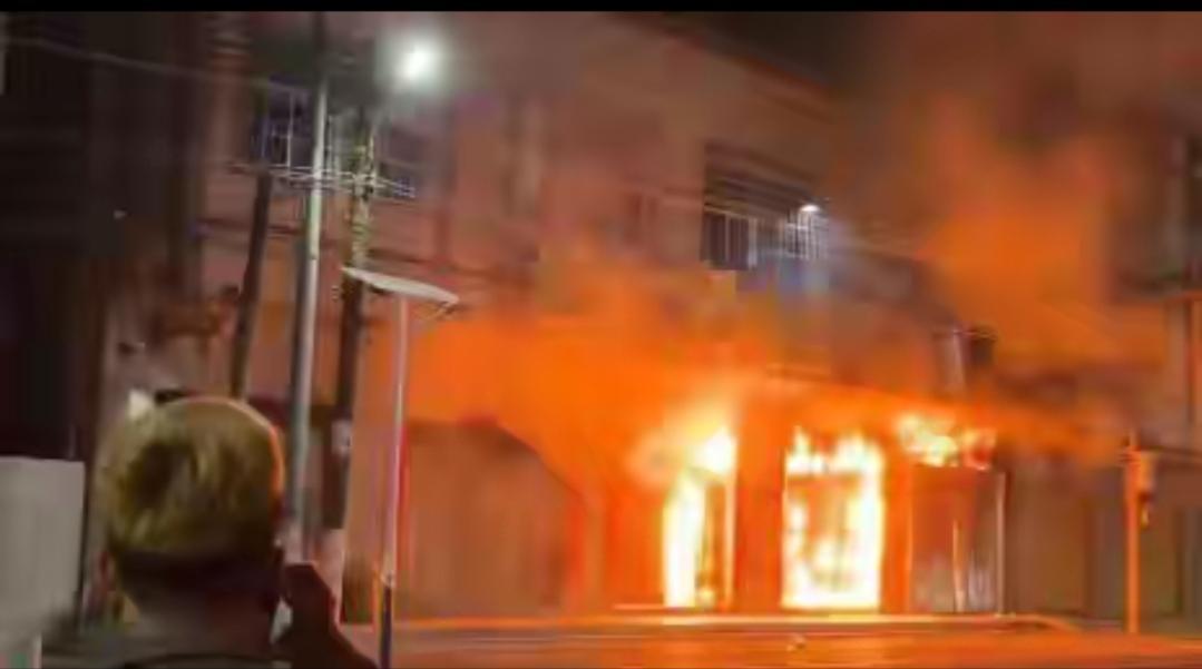 人命关天的事，必须要查明原因，一家十二口人，真是太心痛了。看网上说是由楼下的五金