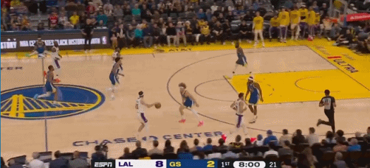 坐等顶薪！里夫斯丝滑过人轻松得分！
在今天NBA常规赛湖人对阵勇士的第一节比赛中